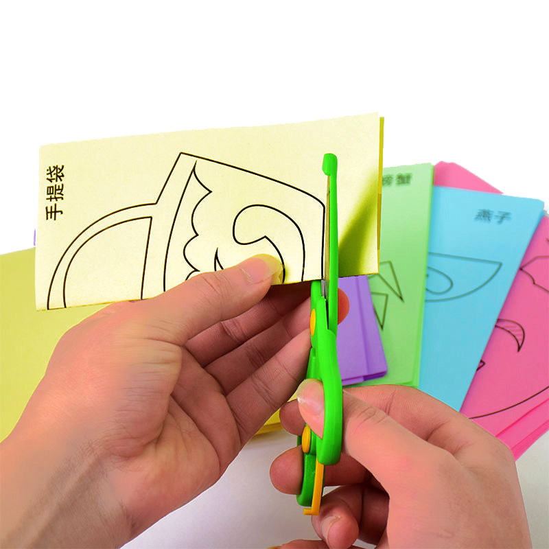 Kit Infantil com 96 Desenhos Animados para Recortar + Tesoura Infantil