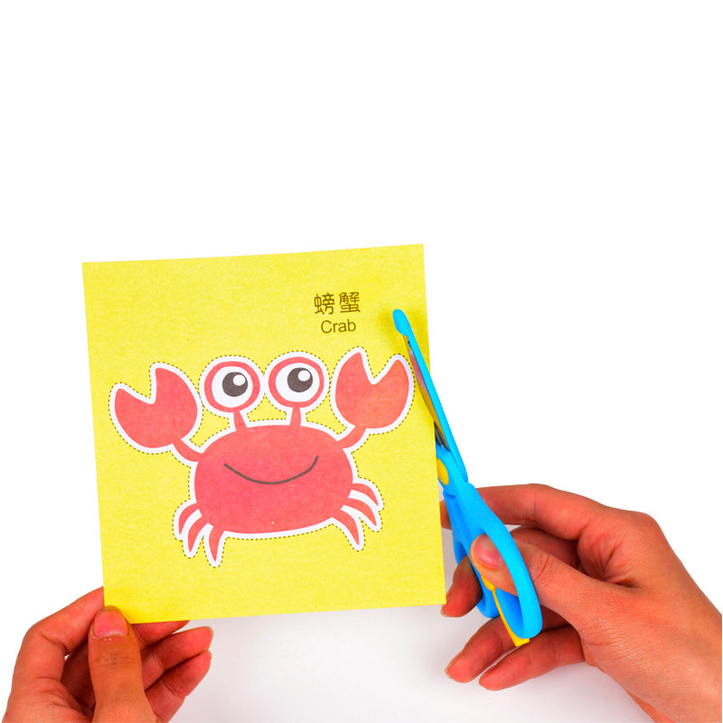 Kit Infantil com 96 Desenhos Animados para Recortar + Tesoura Infantil